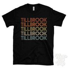 CAMISETA TILLBROOK ESTILO RETRO REPETIDO Hombre y Mujer Novedad Genial Nombre Regalo