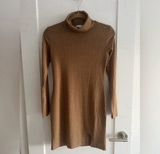 NUEVO SIN ETIQUETAS. Vestido Socialite camel cuello alto con diseño acanalado. Talla S.