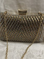 Cartera Mujer’s D’margeaux Nueva York Bandolera Brillante Champagne Colores Dorados BN