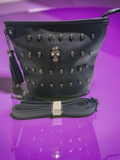 Bolso plisado estilo cubo con tachuelas calavera con correa para el hombro