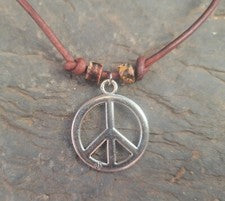 Collar Signo de Paz, Plata, Cordón de Cuero, Joyería Signo de Paz, Dije Signo de Paz
