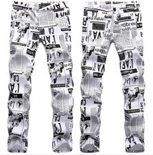 Pantalones de mezclilla para hombre con estampado de periódicos de moda hip hop calce ajustado pantalones informales
