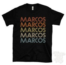 CAMISETA MARCOS ESTILO RETRO REPETIDO Hombre y Mujer Novedad Genial Nombre Regalo