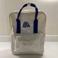 Mochila Aldi color crema con acento de correa azul