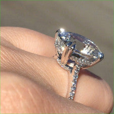 Anillo de compromiso solitario de diamantes ovalados creado en laboratorio de 4 quilates de oro blanco de 14 quilates