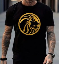 Camisa Gráfica Para Hombres Elegante Vibrante Cuello Redondo Moda Estilo Suave Logotipo León Dorado