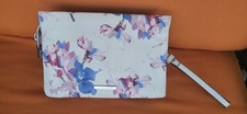 Muñequera Vince Camuto, color gris para mujer. Bolsillos exteriores y correa desmontable
