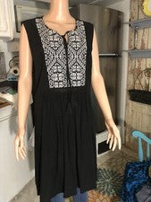 Vestido de mujer diseño por A.N. Talla A XL con bordado