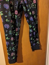 Pantalones deportivos Fila para hombre diseño floral oscuro negro - Talla mediana URBAN OUTFITTERS