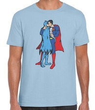 DIVERTIDA CAMISETA BATMAN SUPERMAN BESÁNDOSE ORGULLO GAY REGALO IDEAL MODA UNISEX PARA HOMBRE