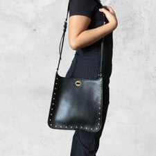 Bolso Mensajero Michael Kors Cuero Negro Dorado Tachonado Herrajes Cierre de Bloqueo
