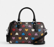 Cartera Coach Rowan para mujer nueva con etiquetas en cuero exclusivo varios corazones marrón CP109