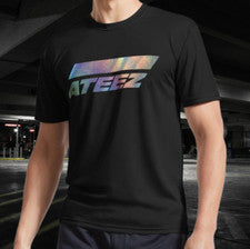 Camiseta Americana ATEEZ Logo Estilo Holográfico Plata Arco Iris Talla Divertida Modo