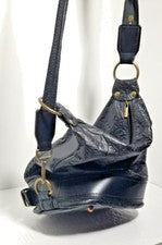 Bolso italiano de cuero negro. Convertible de hombro. En relieve. Cubo.
