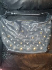 Nuevo bolso River Island negro con tachuelas doradas y plateadas con cremallera