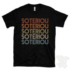 CAMISETA SOTERIOU ESTILO RETRO REPETIDO Hombre y Mujer Novedad Genial Nombre Regalo