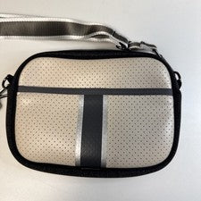 Cartera Bandolera Haute Shore Casey Para Mujer a Rayas con Correa Ajustable Gris