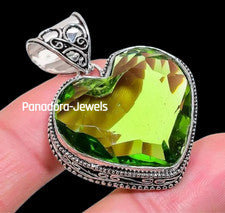 Colgante de joyería de plata de ley 925 hecho a mano con piedras preciosas de peridoto verde corazón J29