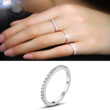 Anillo estrecho de plata de ley 925 con sello con circonitas finamente abierto