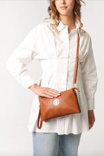 Bolso sin asas/cartera de hombro cruzado con escudo dorado aspecto de cuero suave para mujer