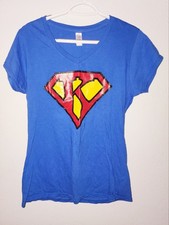 Camiseta personalizada para mujer azul estilo superhéroe logotipo 'K' cuello en V talla grande