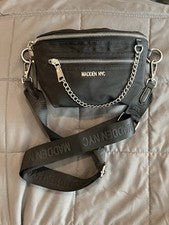 Riñonera bandolera Madden NYC para mujer negra con bolsillo con cadena