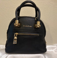 Bebe Nuevo con Etiquetas Joelle Mini Cúpula Negra Mango Superior/Logotipo Bandolera Acentos Dorados Cremallera Superior