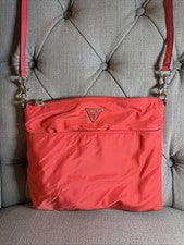 Bandolera para mujer GUESS para todo tipo de clima
