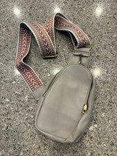 Bolso bandolera gris claro para mujer con correa ajustable azteca, nuevo sin etiquetas