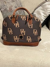 Cartera para mujer Dooney Bourke Willa cremallera monograma marrón oscuro nueva con etiquetas