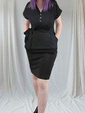 Elegante vestido negro cuello en V con detalle de botones y corbata en la cintura. Mujer Talla Pequeña