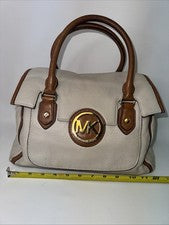 Cartera de hombro Michael Kors Margo grande de cuero crema para mujer”