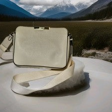 Nuevo bolso cruzado para mujer Calvin Klein talla mediana en blanco con herrajes dorados