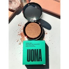 UOMA Beauty - Iluminador Perfeccionador de Piel Doble Toma "Perla Negra" - *NUEVO EN CAJA*