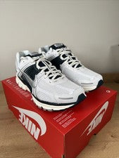 Nike Zoom Vomero 5 Blanco Plata Entrenadores HV2412-100 UK 7 EU 41 Mujer’s/Hombre’s
