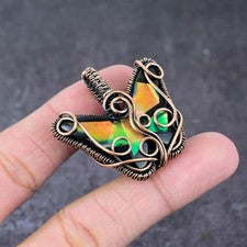 Colgante de joyería de mariposa con envoltura de alambre de cobre hecho a mano de piedras preciosas de ammolita 1,57"