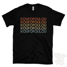 CAMISETA KOUFOPOULOU ESTILO RETRO REPETIDO Hombre y Mujer Novedad Genial Nombre Regalo
