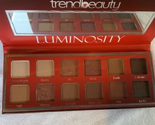 Paleta de sombras de ojos luminosidad por tendencia belleza cosméticos maquillaje de ojos tonos cálidos