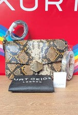 RARO. Bandolera de cuero para mujer Kurt Geiger London con estampado de serpiente PVP 219