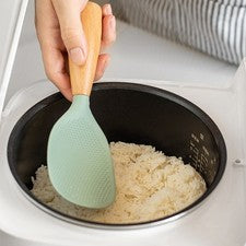 Cuchara de arroz de silicona resistente al calor con mango de madera antideslizante diseño vertical