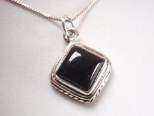 Colgante cuadrado de ónix negro de plata de ley 925 adornado con detalles estilo cuerda