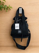 Bolso Cubo Negro Alo Yoga: Correa Bandolera Exterior Para Mujer Diseño Versátil