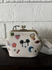 Bolso con marco Kisslock Disney X Coach 10 nuevo con etiquetas con estampado de pegatinas. CDO91