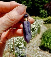 Colgante Botella Perfume Punta Cristal Fluorita en Cadena Ajustable Tono Dorado