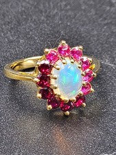 Anillo de compromiso con halo de rubí rojo y ópalo de fuego de corte ovalado de 3 quilates enchapado en oro amarillo de 