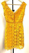 Nuevo con etiquetas Vestido de Fiesta Bordado Mostaza Recortes Sin Mangas Para Mujer Talla M POCOS MODA