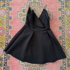 Mini vestido acampanado negro con correa de espagueti para mujer talla pequeña de ASOS