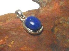 Colgante pequeño ovalado de plata de ley 925 con piedras preciosas de lapislázuli azul