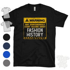 CAMISETA ADVERTENCIA PUEDE EMPEZAR ESPONTÁNEAMENTE A HABLAR DE HISTORIA DE LA MODA