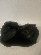 Bolso sin asas de noche Neiman Marcus de terciopelo negro y lazo satinado con cierre de estrás